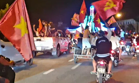 Hà Tĩnh: Người hâm mộ núi Hồng tràn ra đường mừng U23 Việt Nam vô địch