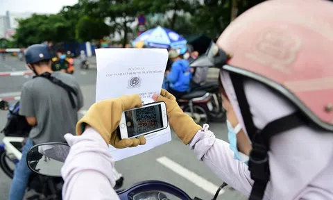 Công an TP.HCM phát hiện 30 F0 qua quét mã QR tại chốt kiểm soát