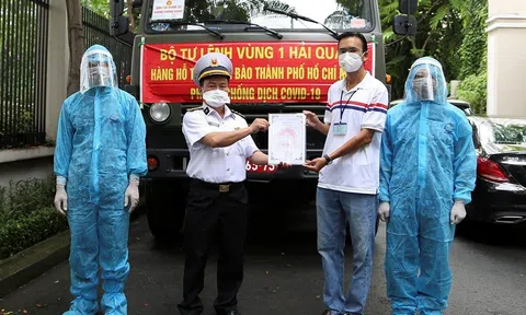 Bộ Tư lệnh Vùng 1 Hải quân hỗ trợ TP.HCM 10 tấn gạo