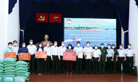 TP.HCM tiếp nhận 135 tấn gạo của Bộ Tư lệnh Hải quân