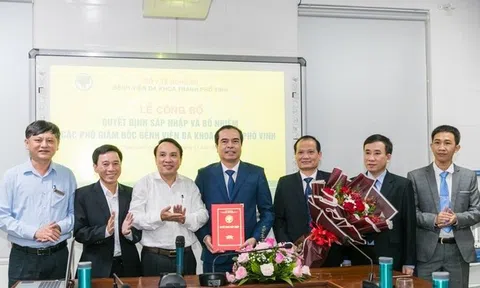 Nghệ An: Công bố Quyết định sáp nhập và bổ nhiệm Phó Giám đốc Bệnh viện Đa khoa TP Vinh