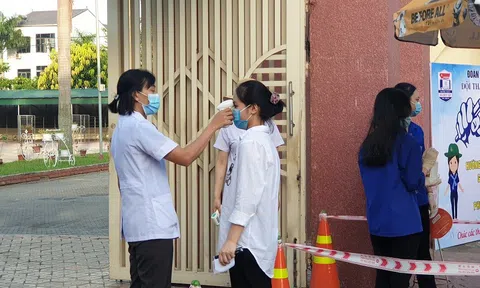 Học sinh lớp 10, 11 trên địa bàn TP Vinh (Nghệ An) đi học trở lại