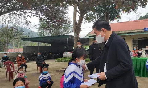 Ngành Giáo dục và Đào tạo Nghệ An mang Tết cho giáo viên, học sinh khó khăn miền Tây