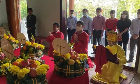 Dâng hương nhân ngày giỗ Tổ Hùng Vương tại đền thờ Làng Vạc