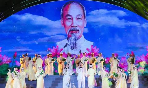 Nghệ An: Bế mạc Lễ hội Làng Sen và trình diễn áo dài Sen