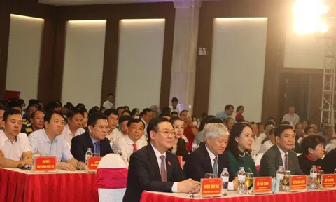 Chủ tịch Quốc hội Vương Đình Huệ trao Bằng Tổ quốc ghi công cho thân nhân liệt sỹ