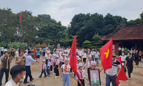 Hàng nghìn người trở về “quê chung” dịp Tết độc lập