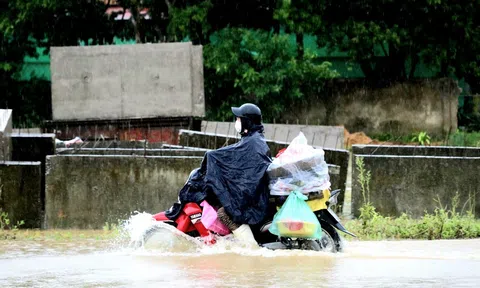 Nghệ An: Nhiều tuyến đường TP Vinh ngập sâu do mưa lớn