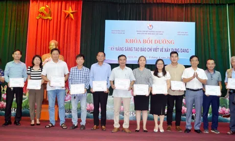 Nghệ An: Bế giảng khóa bồi dưỡng nghiệp vụ báo chí “kỹ năng sáng tạo báo chí viết về xây dựng Đảng”