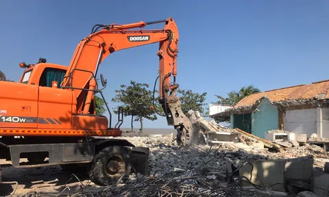 Nghệ An: Người dân thị xã Cửa Lò đồng loạt tháo dỡ ki ốt, di dời tài sản