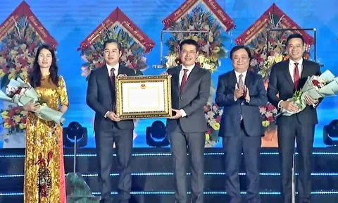 Thị xã Hoàng Mai (Nghệ An) kỷ niệm 10 năm thành lập và đón nhận bằng công nhận hoàn thành nhiệm vụ xây dựng NTM