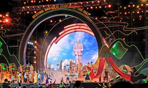 Chương trình Nghệ thuật với chủ đề “Ví, giặm - Tinh hoa tỏa sáng” mở đầu cho nhiều hoạt động diễn ra tại Festival