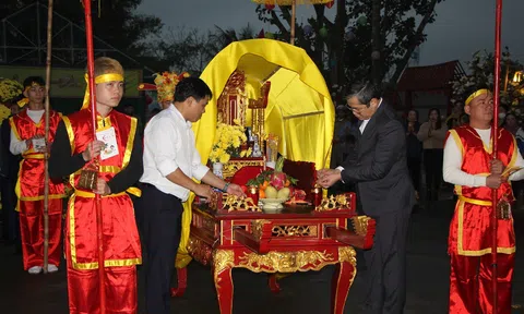 Nghệ An: Lễ rước Thánh mẫu từ đền Cờn lên chùa Càn Môn