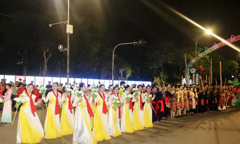 Nghệ An: Quảng diễn đường phố “Quê hương mùa Sen nở”