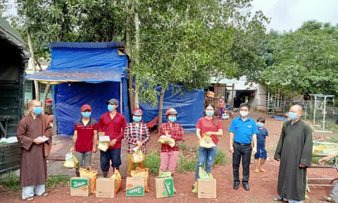 Tuổi trẻ Bình Phước cùng chùa Vạn Quang “tiếp sức” đồng bào và Phật tử gặp khó trong cơn bão COVID-19