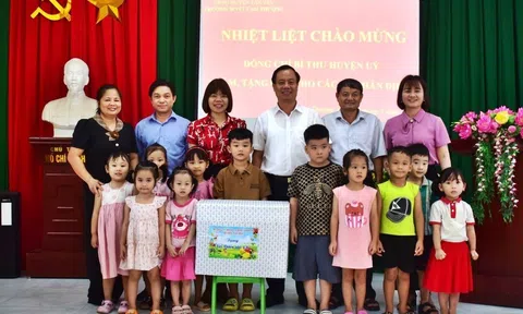 Lãnh đạo huyện Tân Yên (Bắc Giang) thăm, tặng quà Tết thiếu nhi 1/6