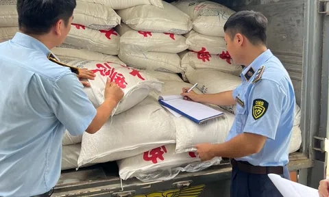 Phát hiện và thu giữ hơn 7.000kg đường lậu được chở từ Quảng Trị đi Hà Nội tiêu thụ