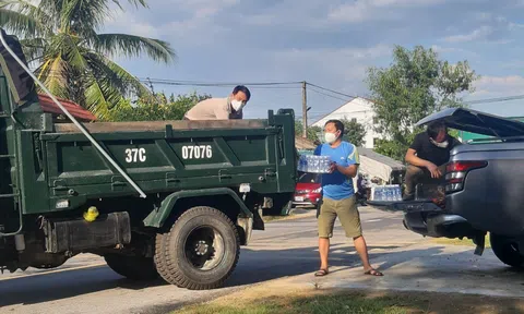Hà Tĩnh: Hội đồng hương xã Tùng Lộc trao hàng trăm suất cơm nghĩa tình về với đồng bào quê hương