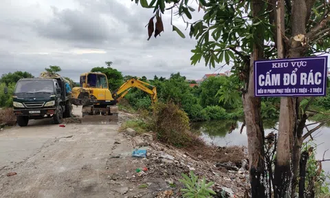 Hà Tĩnh: Sau phản ánh của Tạp chí điện tử Văn hóa và Phát triển, xã Thạch Trung đã tổ chức dọn rác tại đê Trung Linh