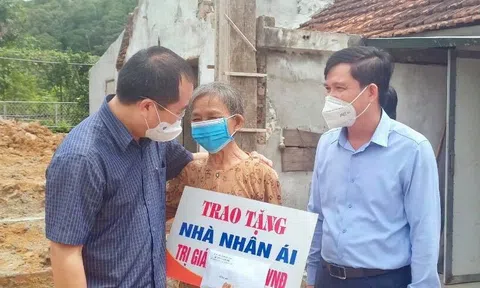 Huyện Lộc Hà (Hà Tĩnh) kết nối, trao 140 triệu đồng khởi công xây dựng nhà nhân ái cho 2 hộ nghèo