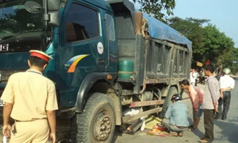 Hà Tĩnh: Thương tâm bố lùi xe đè chết con trai gần 2 tuổi