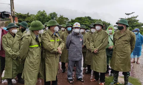 Bộ trưởng Bộ Nông nghiệp và PTNT kiểm tra công tác phòng chống bão số 8 Kompasu tại Hà Tĩnh, Nghệ An