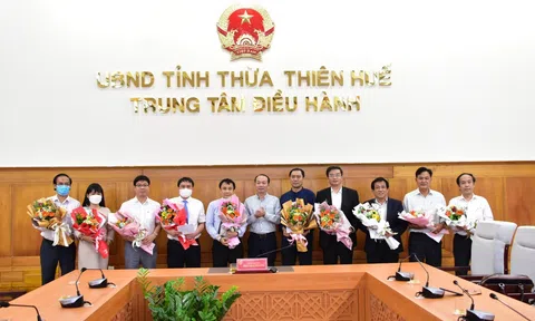 Giám đốc, Phó Giám đốc Bệnh viện Trung ương Huế được Thủ tướng tặng Bằng khen xuất sắc trong phòng, chống dịch COVID-19