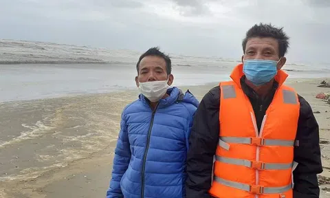 Hà Tĩnh: Bị sóng lớn đánh lật thuyền, hai ngư dân may mắn thoát nạn