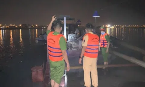 Hà Tĩnh: Bắt giữ 2 xà lan vận chuyển cát trái phép trên sông Lam