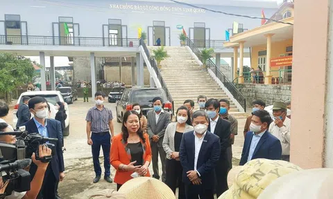 Phó Chủ tịch nước thăm nhân dân vùng lũ Quảng Bình