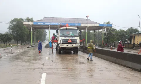Hà Tĩnh: Tháo dỡ Trạm thu phí Cầu Rác sau gần 3 năm dừng hoạt động