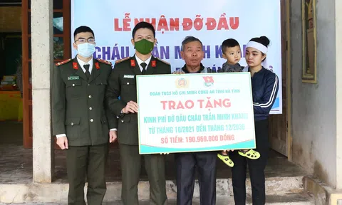 Tuổi trẻ Công an Hà Tĩnh trao tặng hơn 190 triệu đồng đỡ đầu con trai đồng đội xấu số gặp tai nạn qua đời