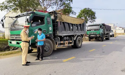Công an huyện Can Lộc (Hà Tĩnh) tăng cường kiểm tra, xử lý xe chở vật liệu xây dựng vi phạm TTATGT