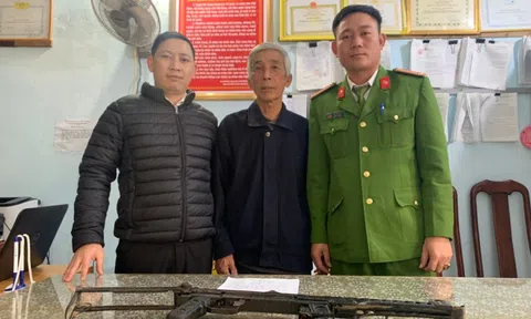 Quảng Bình: Công an xã Quảng Hợp vận động 2 trường hợp giao nộp súng và pháo hoa