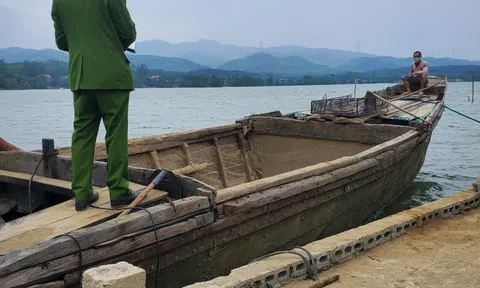 Quảng Bình: Bắt quả tang đối tượng khai thác cát trái phép trên sông Nhật Lệ