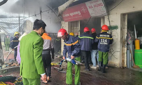 Hà Tĩnh: Cháy lớn tại cửa hàng đồ điện ở TX Hồng Lĩnh