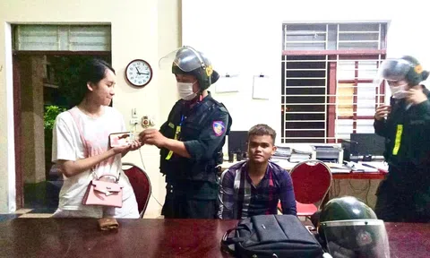 Hà Tĩnh: Phòng Cảnh sát cơ động trả lại tài sản cho người đánh rơi