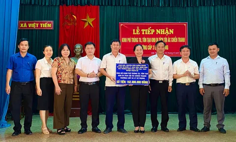 Hà Tĩnh: Phòng GD&ĐT huyện Thạch Hà trao gần 163 triệu đồng ủng hộ trùng tu Khu di tích trường cấp III Lý Tự Trọng