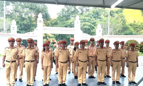 Phòng CSGT Công an Hà Tĩnh dâng hương tại khu di tích Ngã ba Đồng Lộc