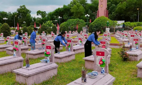 Thành đoàn Hà Tĩnh tổ chức “Hoa dâng mộ liệt sĩ”