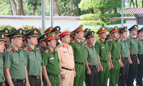 Công an Hà Tĩnh dâng hương tại các địa chỉ đỏ nhân kỷ niệm 75 năm Ngày Thương binh - Liệt sĩ 27/7