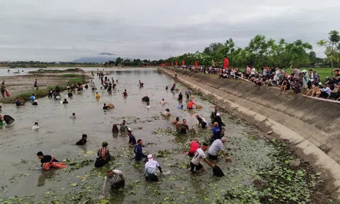 Hà Tĩnh: Hàng trăm lượt người vác nơm lao xuống hồ Đập Lổ bắt cá tại lễ hội truyền thống