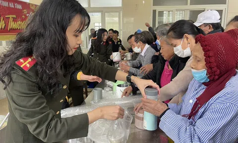 Phòng An ninh Chính trị nội bộ Công an tỉnh Hà Tĩnh phát hơn 700 bát cháo cho bệnh nhân nghèo