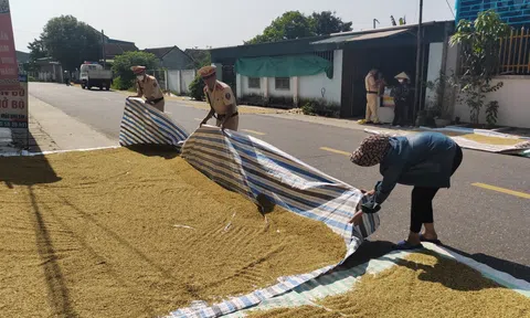 Hà Tĩnh: Tiềm ẩn nguy cơ tai nạn từ việc lấn chiếm lòng, lề đường để tuốt lúa, phơi thóc và rơm rạ