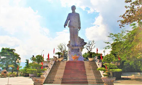 Tượng đài Bác Hồ trên công trình thủy điện Hòa Bình