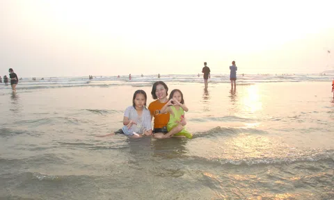 Hà Tĩnh: Nắng nóng đỉnh điểm, hàng nghìn người đổ về biển Xuân Hải “giải nhiệt”