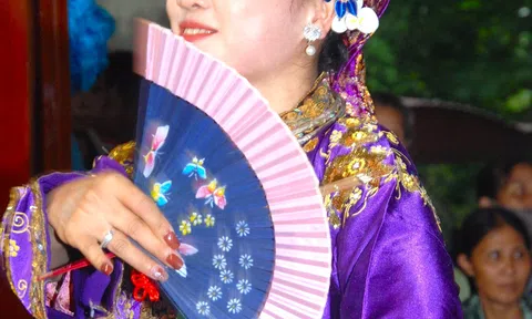 Nữ doanh nhân xinh đẹp Trần Thị Lan Anh - Cô đồng nhất tâm hầu Thánh