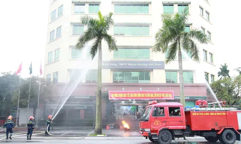 Huấn luyện nghiệp vụ cứu nạn, cứu hộ và thực tập phương án chữa cháy và cứu nạn, cứu hộ tại Ngân hàng TMCP Ngoại thương Việt Nam - Chi nhánh Hà Tĩnh