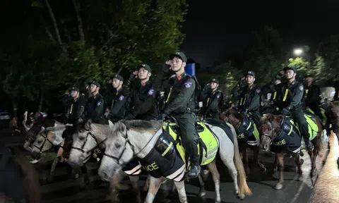 Nghệ An: Ấn tượng màn diễu hành Quân nhạc, Kỵ binh tại Lễ hội Làng Sen năm 2024