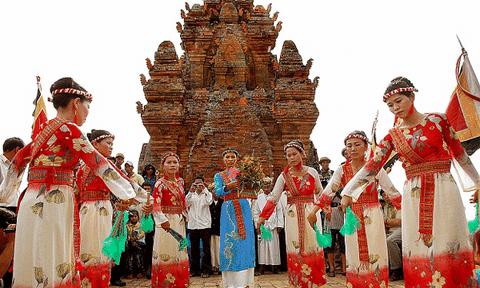 Lễ tôn chức bà bóng dòng tộc của người Chăm